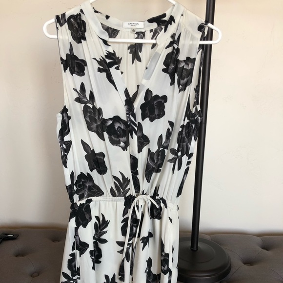 Aritzia Dresses & Skirts - Aritzia Babaton Silk Dress